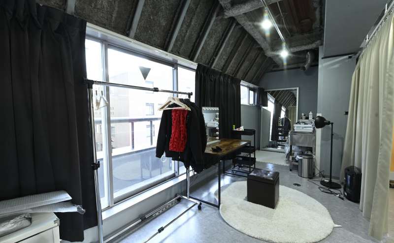 広くて明るいフィッティング＆メイクルーム