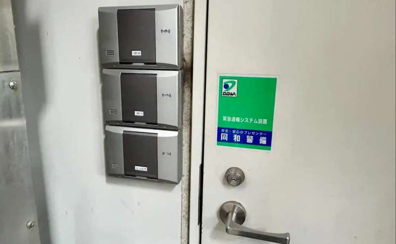 【ビル左手の通路を進むと各階のセキュリティパネルがございます。予約メールに記載の暗証番号を入力し、セキュリティを解除してください。】