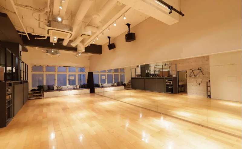 ダンスやヨガ、ピラティスなどのレッスンにもご利用いただけます。ヨガマット（有料）のご利用で手ぶらでおいでいただけます