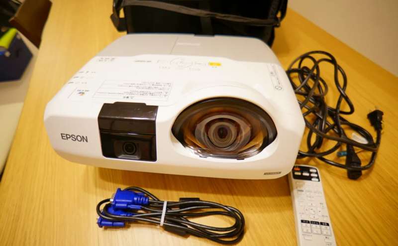 単焦点のプロジェクター。1mの距離からでも100インチスクリーンに投影できます