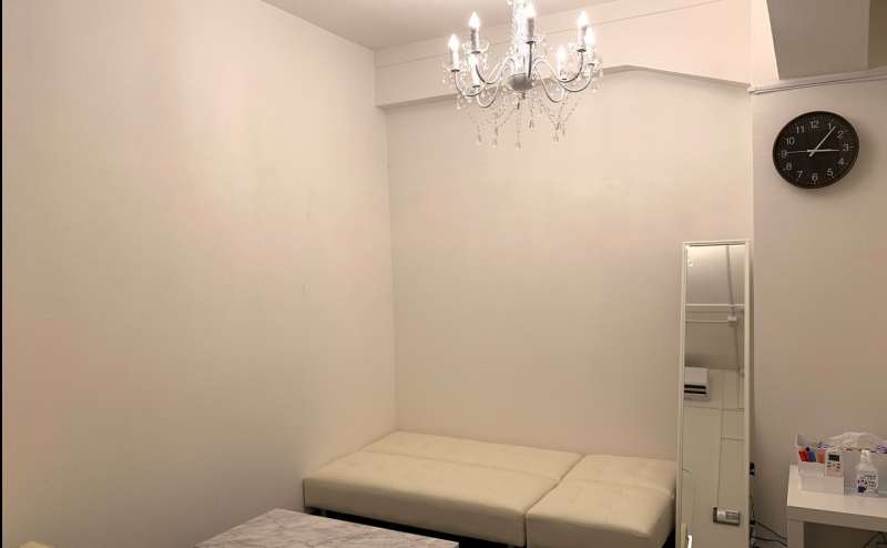 室内は白基調のラグジュアリーな空間に仕立てております。