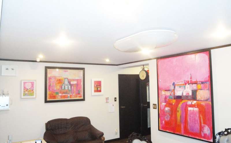 スペース内にはヒーリング効果のある絵画を掲示しております。