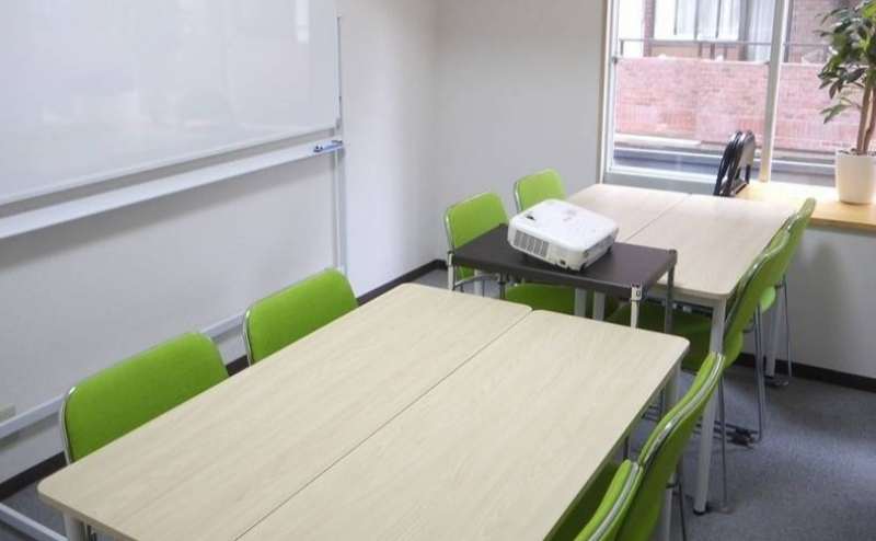 プロジェクターを中央に置くとホワイトボードをスクリーンとして利用できます