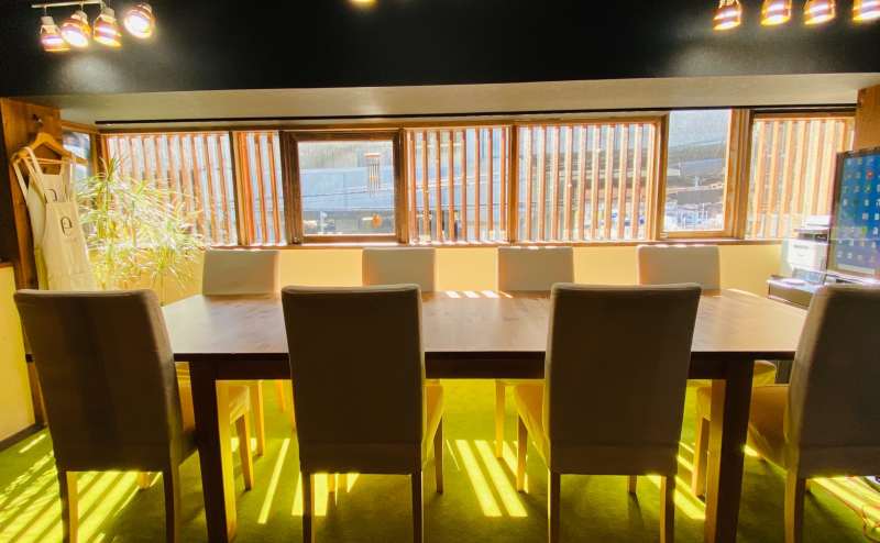 さぼり場の大きいテーブルには最大8名座れます