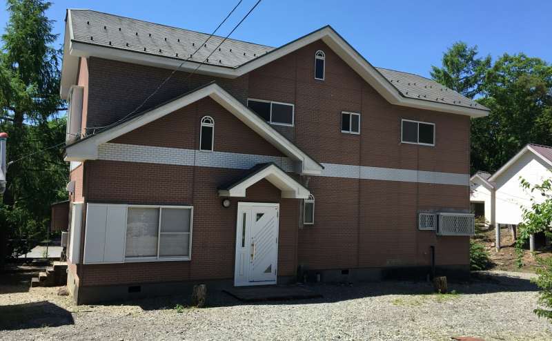 キャンプ場内にある2階建てのロッジ（正面）です。