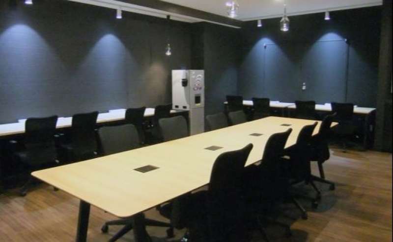 朝9時から夕方6時までご使用いただけるフリースペースもあります。1DAY会員様はおひとり一日1080円です。