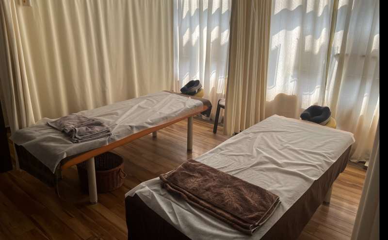 施術用ベット2台完備。清潔のためフェイスシート、ベットシートも完備しております