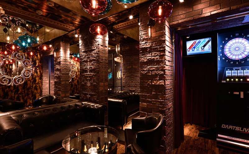 ダーツ個室。ちょっとした隠れ家風で控え室にも使えます。