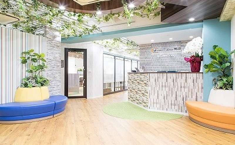 ７F受付コンシェルジュが笑顔でお迎えします。