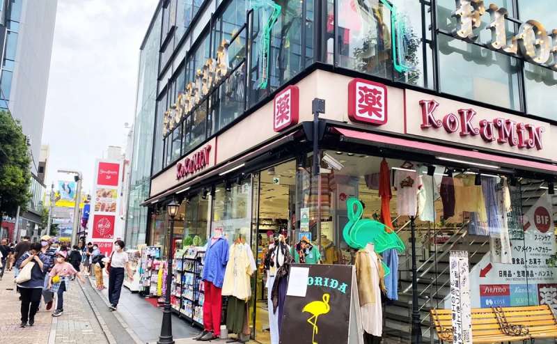 竹下通りのKokuminドラッグの角を曲がった通りの突き当たり、角の建物です。