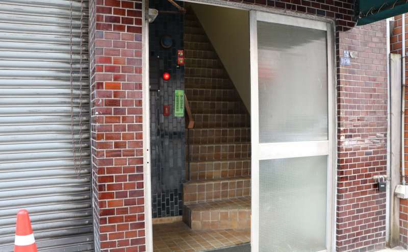 【正面入口から入ったらすぐに階段があります】 - TIME SHARING 銀座一丁目の写真