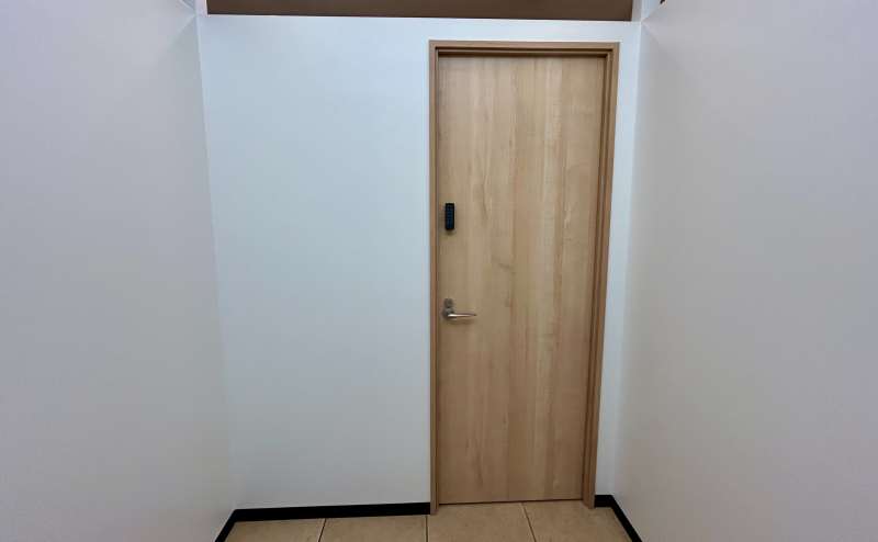 【共有扉に電子キーが設置されております。入室案内をご確認のうえ暗証番号をご入力ください。】 - TIME SHARING 銀座 旗ビル roomCの写真