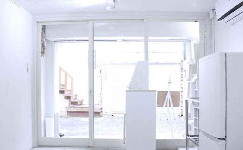 中から外を見た図です 自然光が入り柔らかな明るい室内となっております