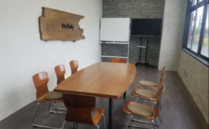 A会議室　ホワイトボードとテレビモニターを設置しており、ご自由にご利用いただけます。