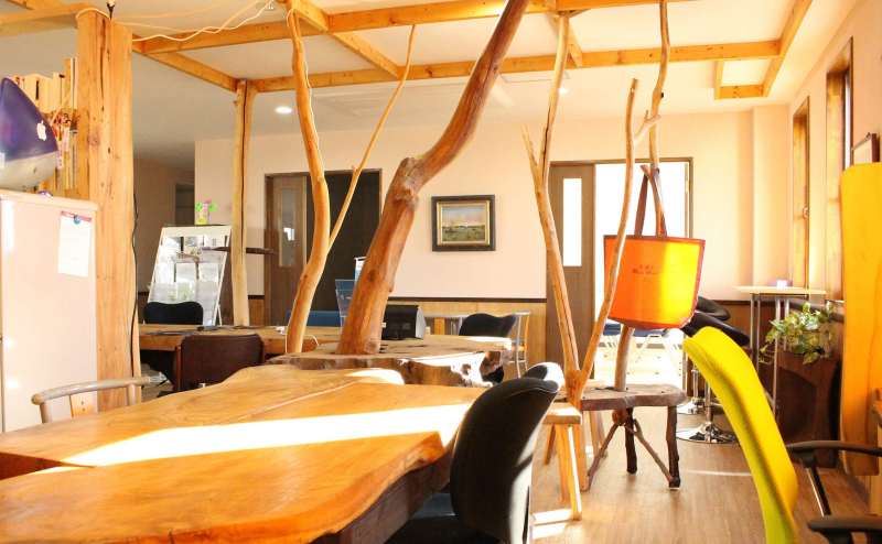 写真撮影にぴったりの木製のおしゃれなテーブル