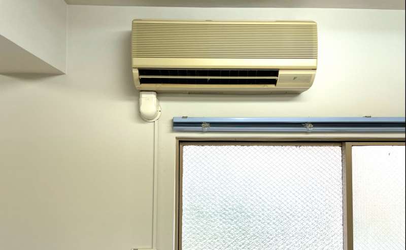 【室内に専用エアコンがあるので温度設定を自由に変更可能です。リモコンはエアコン下の壁にあります】 - TIME SHARING 秋葉原 和泉ビル205の写真