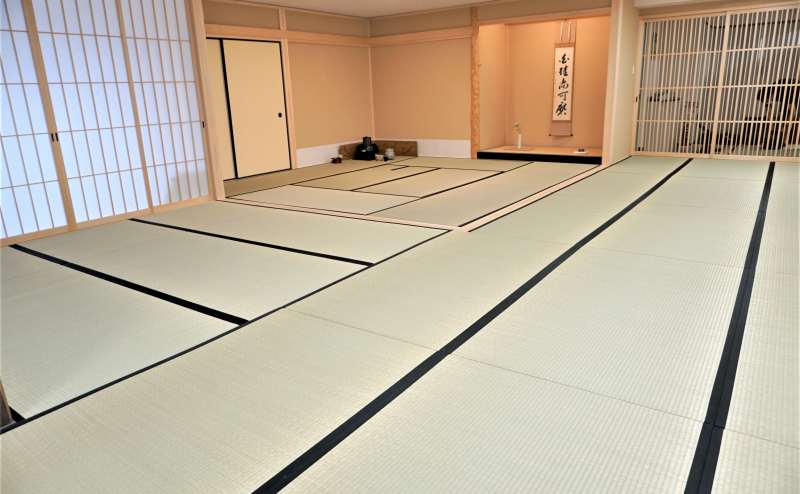 お使いいただける大広間です。床の間右がお部屋の入り口です。