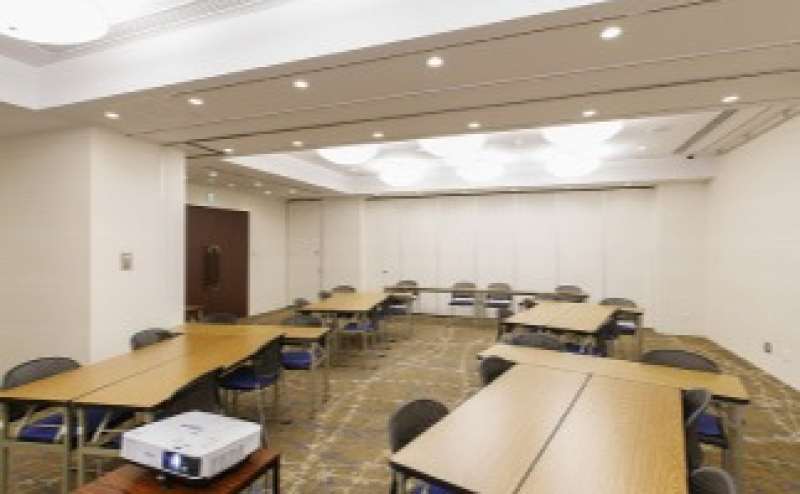 【阪急梅田駅徒歩4分・地下鉄御堂筋線中津駅徒歩2分】ホテル内ホール サービス料不要で格安 備品充実 最大収容72名 感染症対策 フルサポート付き 連結 分割可/こがね2+3/ハートンホテル北梅田