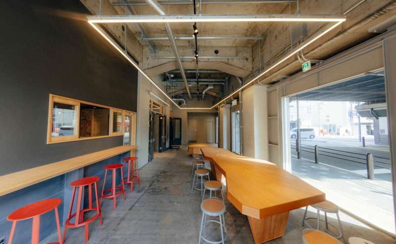 入場口に位置する飲食スペース