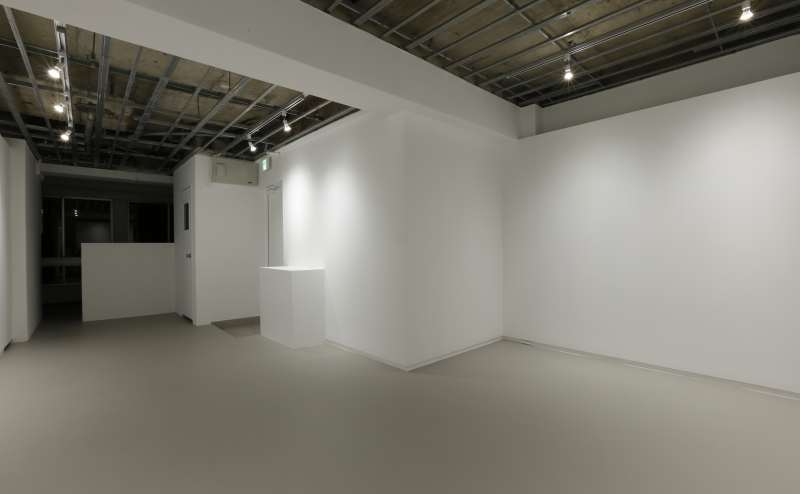 内観写真です。夜間は、白度の高い照明がホワイトキューブの美しい壁面を引き立てます。