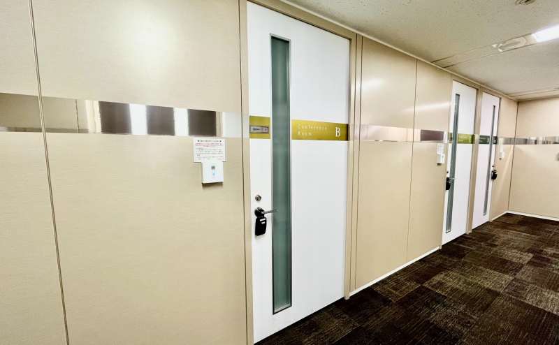 【ドアノブにキーボックスがございます。予約案内に記載の暗証番号に合わせてカードキーをお取りください。】