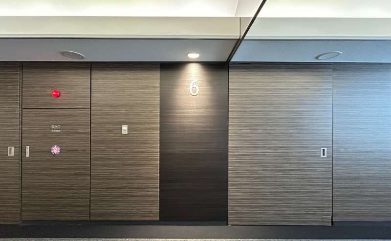 【エレベーターで6階にお降りください】