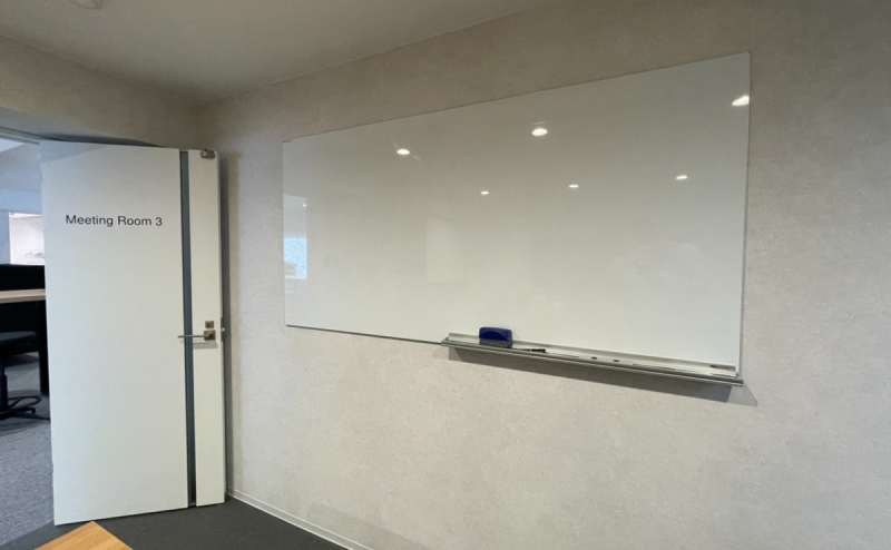 反対側にも大きなホワイトボード！