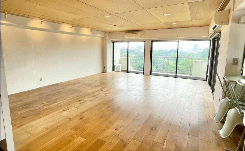 【外の景色を眺めながらのヨガや撮影にオススメ♪】 - TIME SHARING  新宿御苑前 壱丁目参番館1001の写真