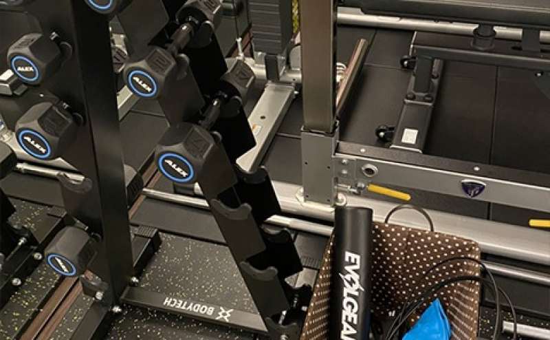 ダンベル、ケーブル用アタッチメントもございます。すべてご自由にご利用いただけます