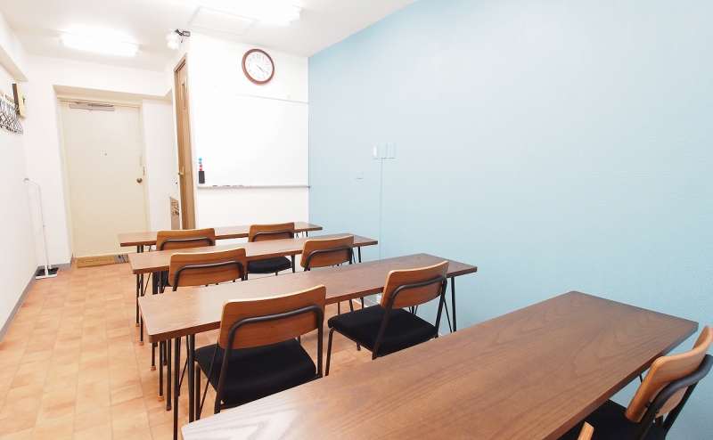 ホワイトボードにテーブルと椅子を向けた教室・セミナー向けレイアウト