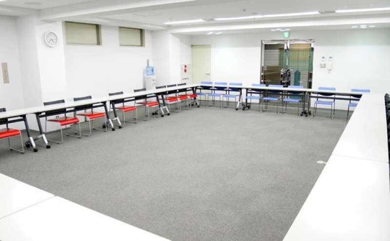 口の字形状レイアウト。重厚感のある会議等に用いられます