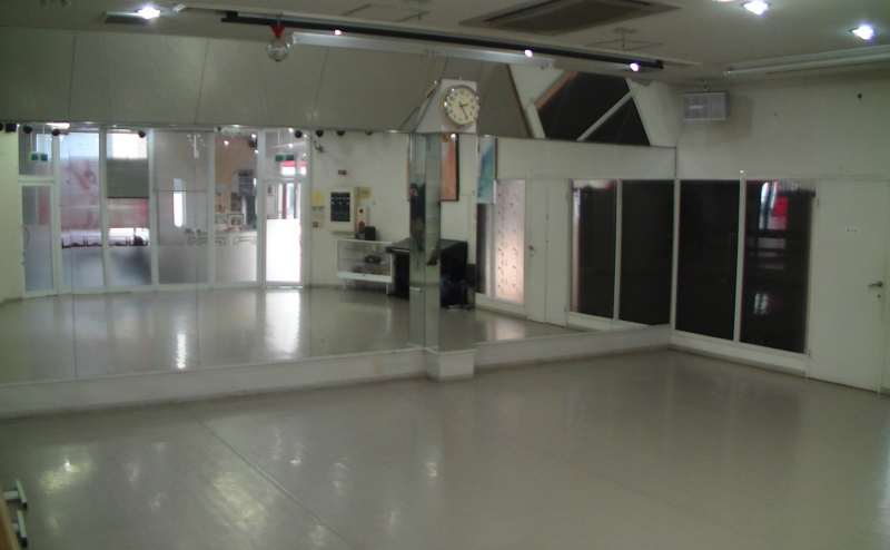 大阪京橋天井が高くおしゃれなレンタルスペース