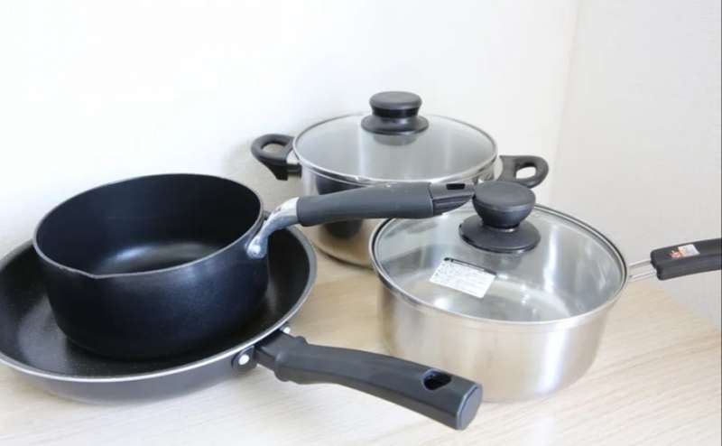 フライパン、鍋もあります。