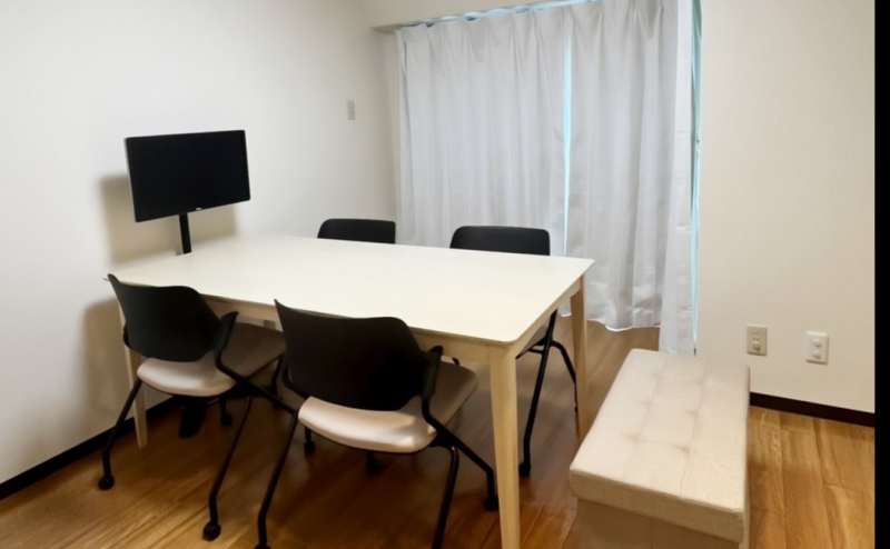 レンタルスペース 五反田駅近徒歩4分！WiFi・ワイドモニター・飲食OKミーティングに最適なスペース。5人まで着席できます。