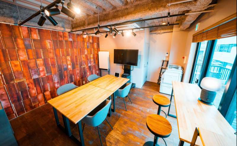 【数々の大手企業が利用！】完全個室✖️防音でオンライン会議・動画撮影にも最適【無料】モニター・Wi-Fi・ホワイトボードなど