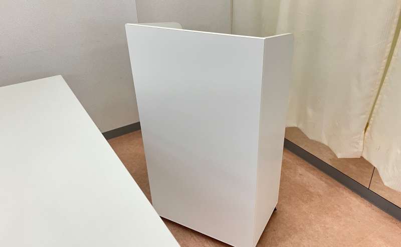 講演会、展示会などイベント会場のスピーチで使用する演台・司会台も無料で貸し出ししております。 パソコンや資料、荷物を置くのにとても便利です。
