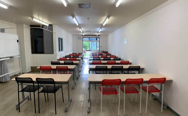 手前・入り口から見た全体像です（窓が3か所あり、空気の入れ替えができます）