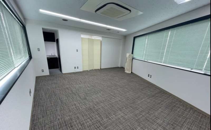 周辺にはコンビニや飲食店の多数ある好立地。開放的なオープンスペース