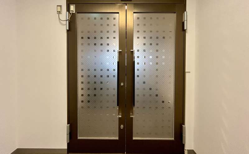 【オートロックのため、一時退出時は必ずカードキーをお持ちください】