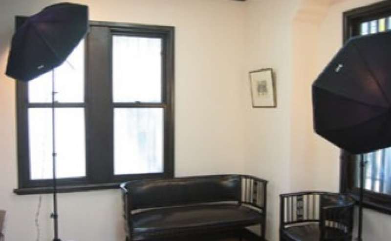 白い壁に高い天井を持った落ち着いた雰囲気を持つハウススタジオ。建物は有形文化財です