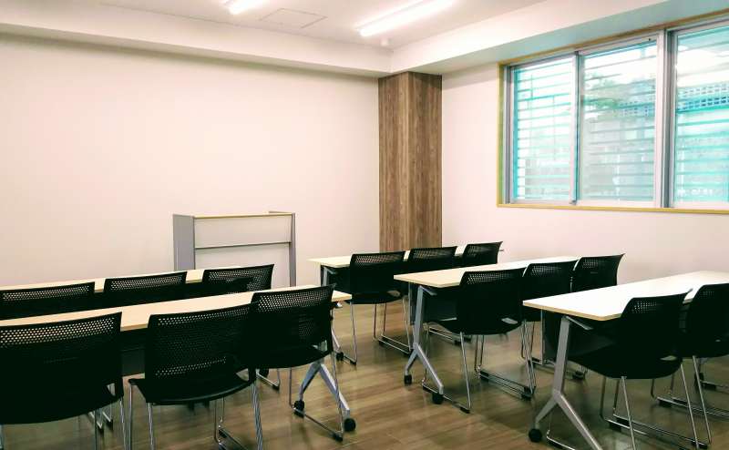 教室型の配置。演台１台、机８台、イス２４脚、ホワイトボード利用無料。