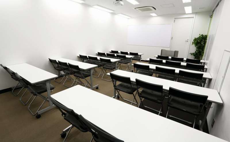 スクール形式、最大で30名　演台、ホワイトボード1、スクリーンなし壁写し