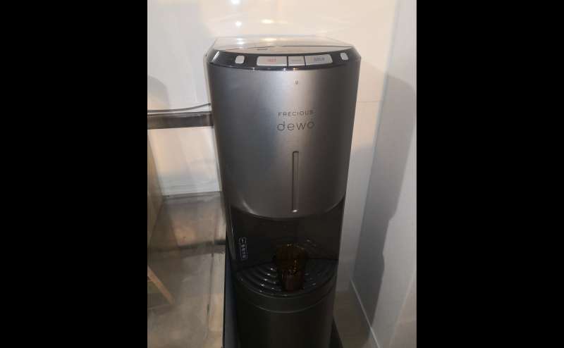 ウォーターサーバー（温水・冷水）と耐熱ガラスカップです。