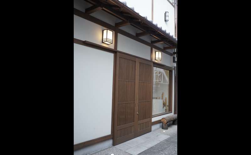 小川通りから西へ延びる小道に面しています。入口外観