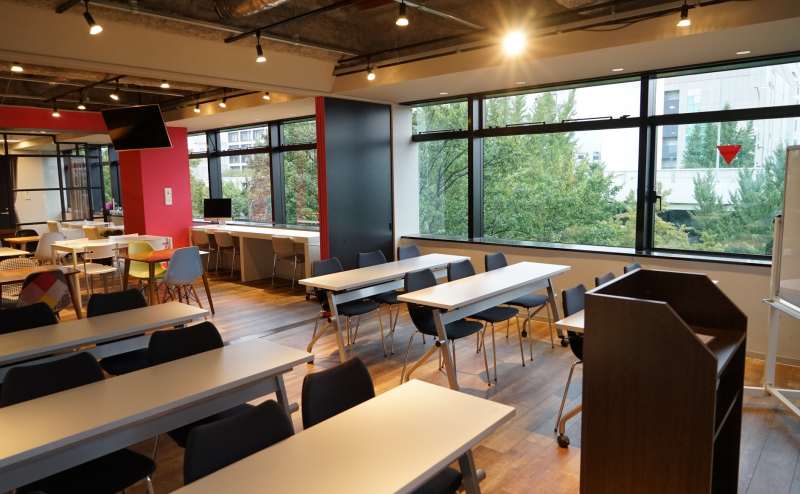 大きな窓が明るく開放的 都心で駅近とは思えない緑の綺麗な環境です