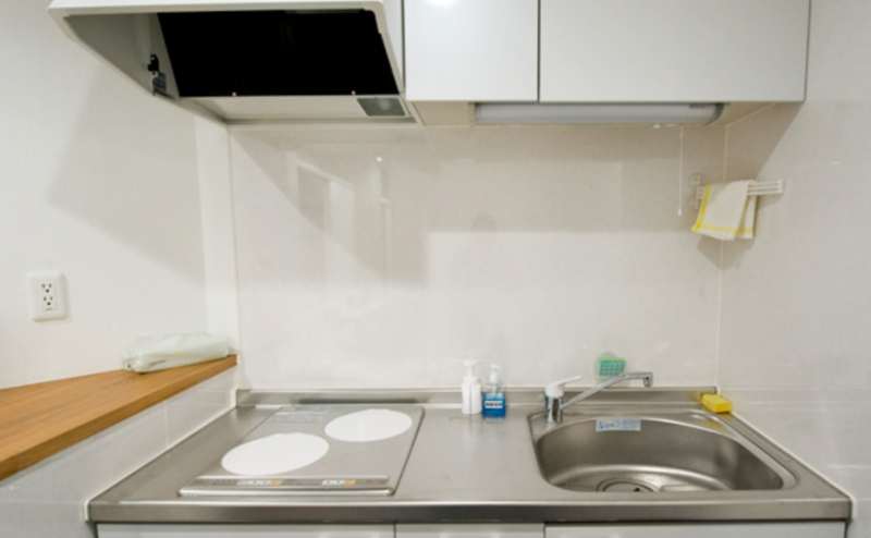 ミニキッチン付き。湯沸かしポットもあり、ご自由にご利用いただけます