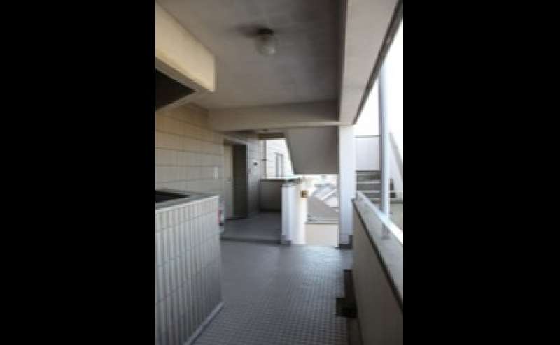 建物の階段とアプローチです。高級マンションならではのゆったりスペース。こちらでも撮影可能です