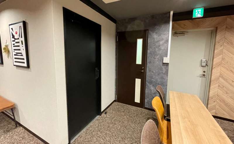 【会議室の入口横には、当会議室専用の男女共用トイレがございます】 - TIME SHARING 田町赤羽橋 8Aの写真