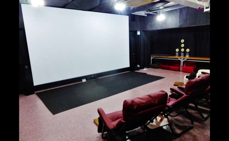 アイドルファンに大人気！！利用者が部屋に入った時に、 ” 凄～～い！”  ” でかい！” ” でかい！” と一番歓声の上がる、大人気の『シアタールーム』！