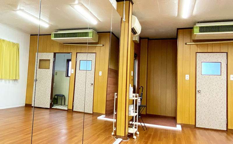 スタジオの大型ミラー4枚